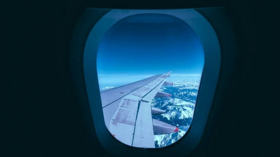 Nielegalni imigranci stawiają na podróż samolotem (fot. Pexels)