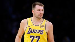 Luka Doncić nie zagra w co najmniej czterech najbliższych spotkaniach (fot. Getty) Luka Doncić nie zagra w co najmniej czterech najbliższych spotkaniach. Słoweniec, reprezentujący barwy Los Angeles Lakers, nabawił się kontuzji palca lewej ręki (fot. Getty)