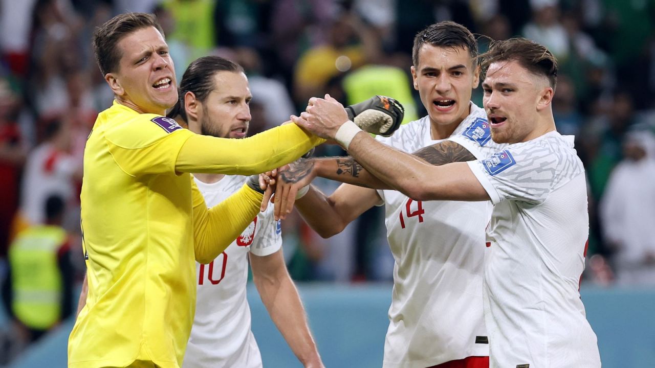 Wojciech Szczęsny i inni zawodnicy reprezentacji Polski (fot. PAP/EPA)