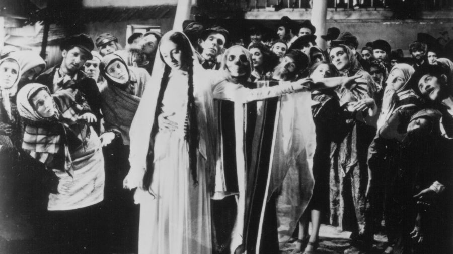 „Dybuk” w reżyserii Michała Waszyńskiego. Na zdjęciu: dybuk wstępuje w Leę (w tej roli Lili Liliana, która specjalnie na potrzeby filmu nauczyła się jidysz). Fot. archiwum