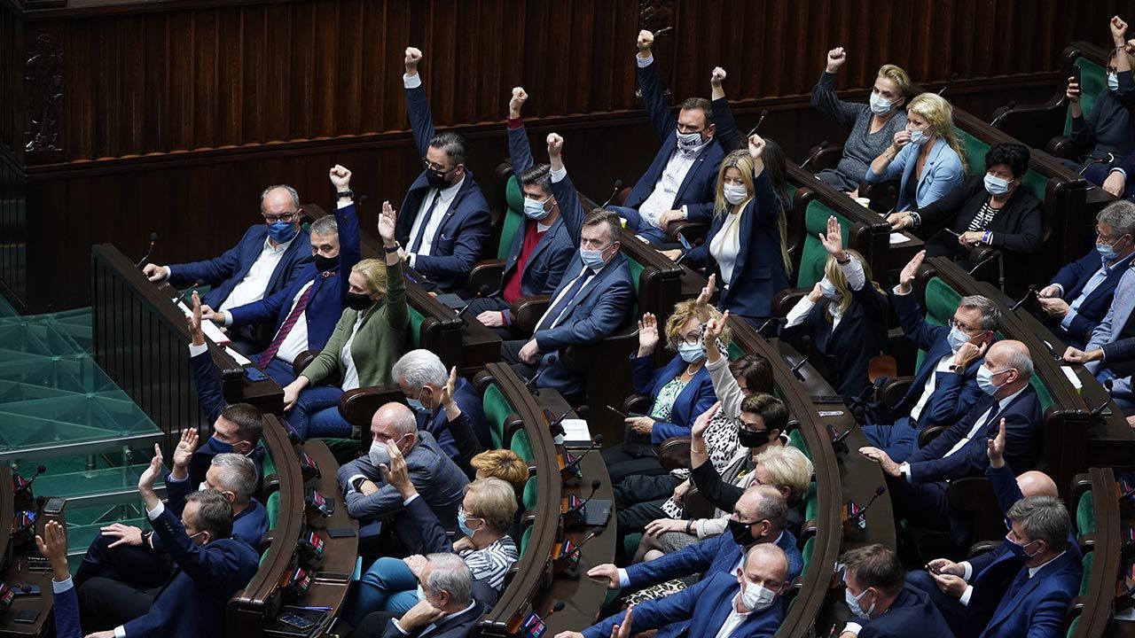 Wczoraj późnym wieczorem posłowie bili własne rekordy moralnego uniesienia – pisze autor (fot. Forum/Mateusz Wlodarczyk) Wczoraj późnym wieczorem posłowie bili własne rekordy moralnego uniesienia – pisze autor (fot. Forum/Mateusz Wlodarczyk)