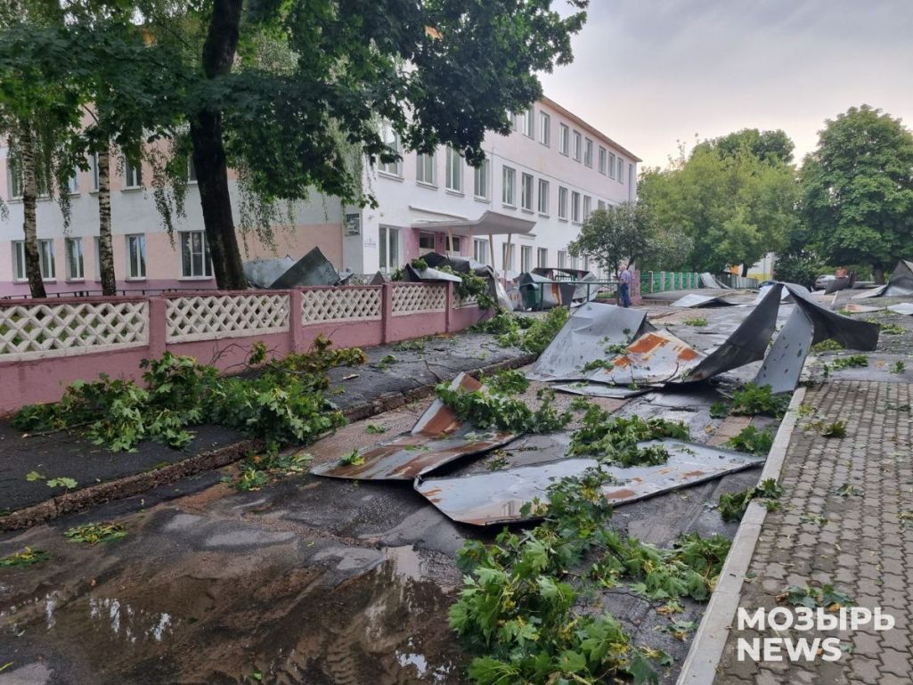 Наступствы ўрагану ў Мазыры. (Фота: mozyr_news / Telegram)
