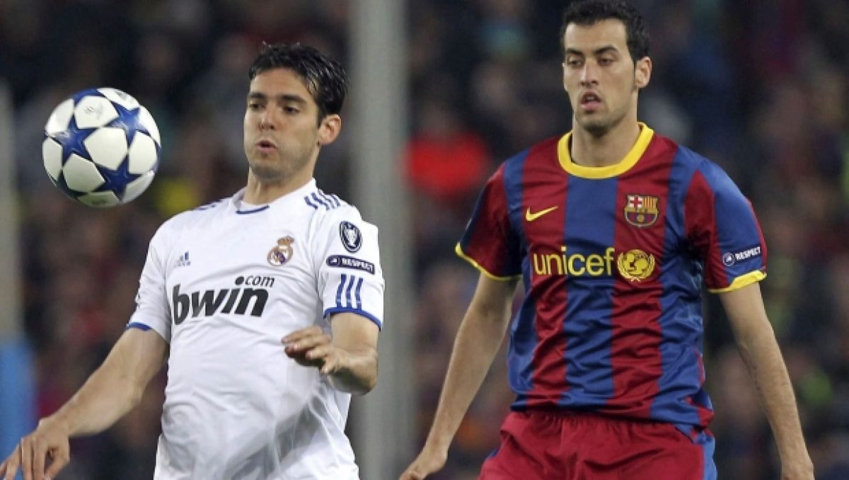 Sergio Busquets (P) i Kaka z Realu Madryt walczą o piłkę (fot. PAP/EPA) Sergio Busquets (P) i Kaka z Realu Madryt walczą o piłkę (fot. PAP/EPA)