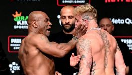 Mike Tyson spoliczkował swojego rywala (fot. Getty).