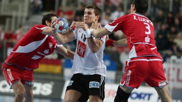 Bartłomiej Jaszka i Krzysztof Lijewski zatrzymują Michaela Krausa, MŚ 2009 (fot. Getty)