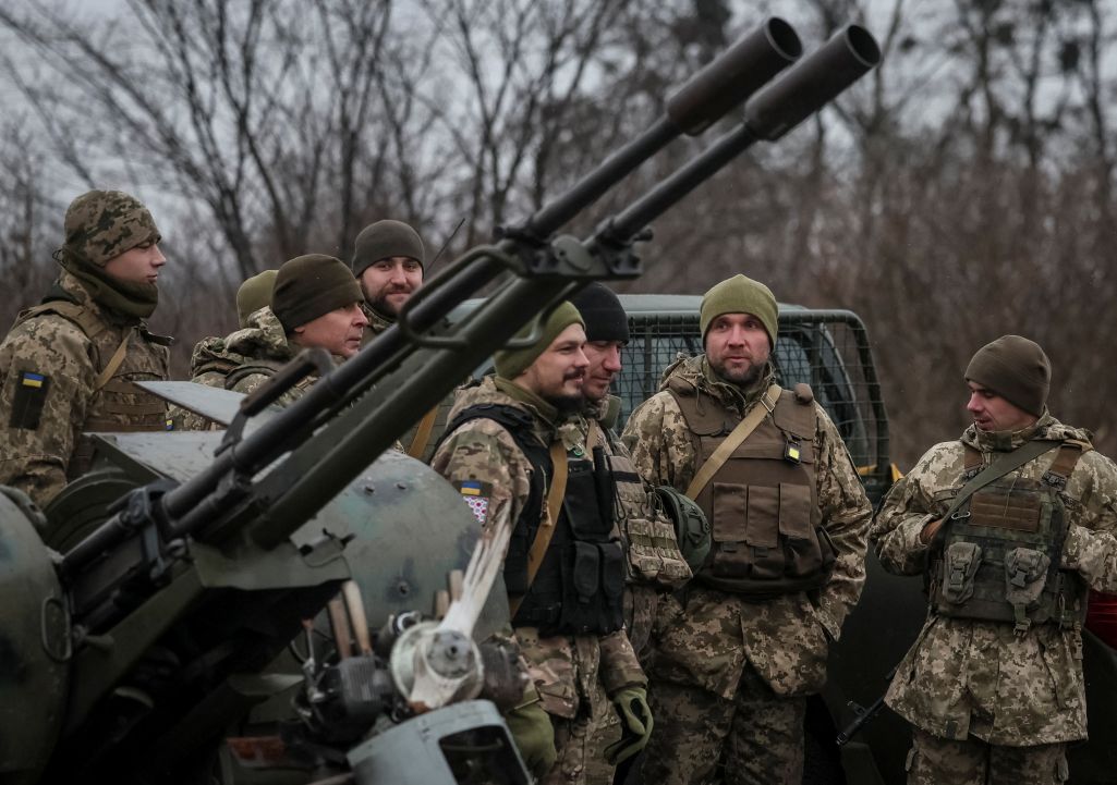 Украінскія вайскоўцы з падраздзяленняў супрацьпаветранай абароны рыхтуюцца да цырымоніі ўзнагароджання пасля адбіцця другой па велічыні атакі расейскіх ракет і беспілотнікаў за пяць дзён, недалёка ад Кіева, Украіна, 3 студзеня 2024 г. GLEB GARANICH / Reuters / Forum