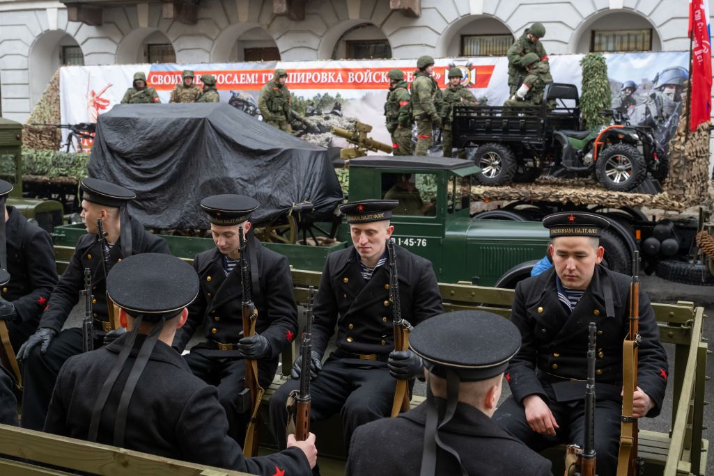 Вайскоўцы Узброеных сілаў Расеі ўдзельнічаюць у рэпетыцыі вайсковага параду на Палацавай плошчы ў Санкт-Пецярбургу, Расея. 7 траўня 2025 года. Фота: Andrei Bok / SOPA Images / LightRocket via Getty Images