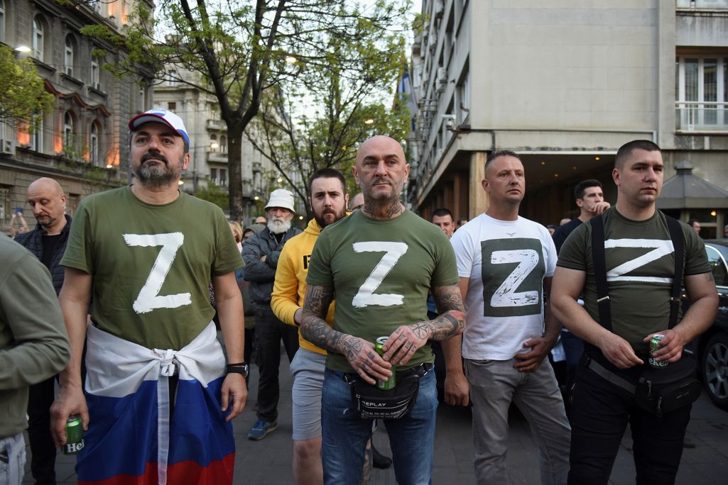 Здымак мае ілюстрацыйны характар. Людзі падчас прарасейскай акцыі пратэсту ў Бялградзе, Сербія. 15 красавіка 2022 года. (Фота: Zorana Javtic / Reuters / Forum)