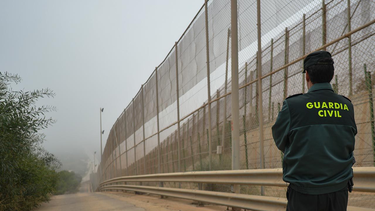 Ogrodzenie na granicy hiszpańsko-marokańskiej w Melilli (fot.  Artur Widak/NurPhoto via Getty Images)