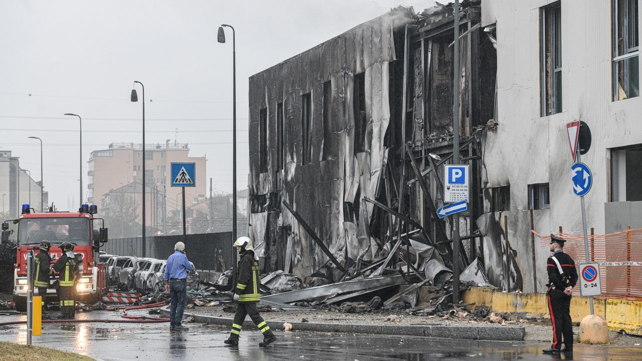 Petrescu był pilotem małego samolotu, który w niedzielę uderzył w pusty budynek na przedmieściach Mediolanu (fot. Piero Cruciatti/Anadolu Agency via Getty Images)