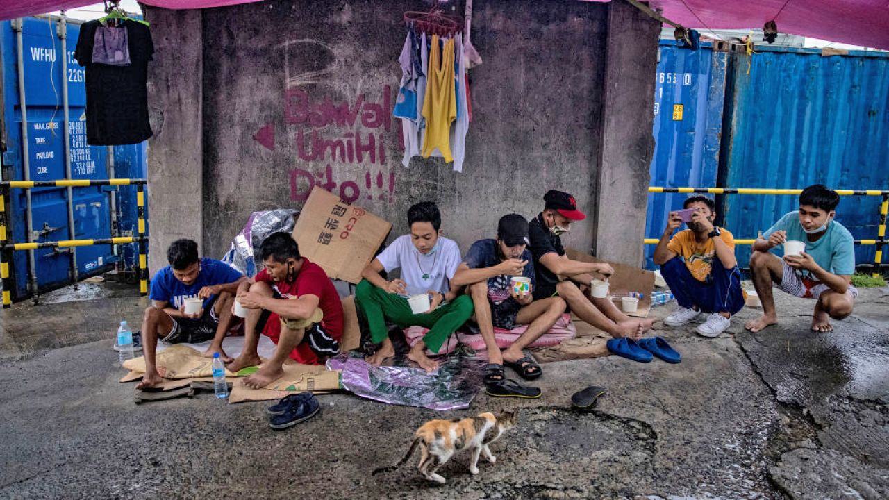 Miliony Filipińczyków straciły źródło utrzymania w wyniku ograniczeń spowodowanych pandemią (fot.  Ezra Acayan/Getty Images)