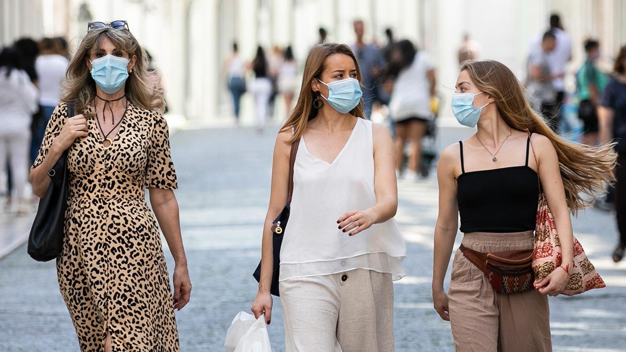Kolejne etapy znioszenia restrykcji (fot. Hugo Amaral/SOPA Images/LightRocket via Getty Images) Kolejne etapy znioszenia restrykcji (fot. Hugo Amaral/SOPA Images/LightRocket via Getty Images)