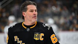 Jaromir Jagr (fot. Getty) Jaromir Jagr w czarnym stroju Pittsburgh Penguins z numerem 68 na koszulce stoi na lodowisku podczas meczu. Legenda światowego hokeja spędziła na lodzie 10 minut i w wieku 53 lat została najstarszym grającym zawodnikiem czeskiej ekstraklasy. W barwach Penguins zdobywał Puchar Stanleya i zapisał się w historii NHL jako jeden z najlepszych strzelców wszech czasów (fot. Getty)