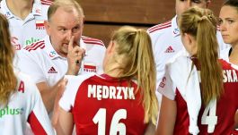 Polskie siatkarki z trenerem Nawrockim (fot. PAP)