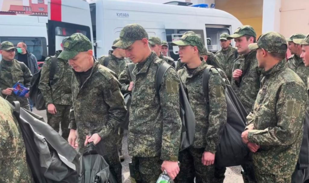 Вызваленыя з украінскага палону расейскія вайскоўцы на тэрыторыі Беларусі. 6 траўня 2025 года. Фота: Мінабароны