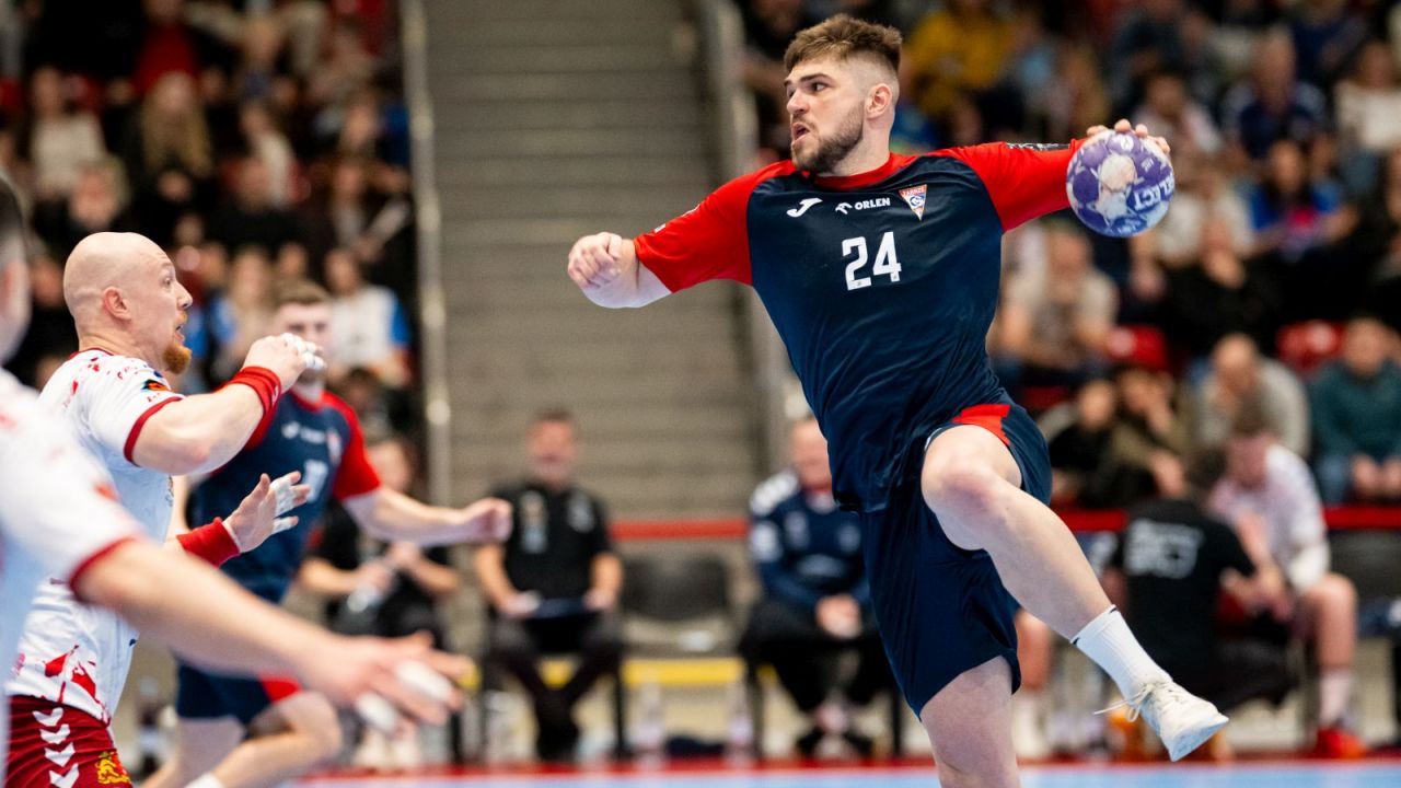 Szymon Działakiewicz (na zdjęciu z piłką) podpisał umowę z Azotami Puławy (fot. ORLEN Superliga)
