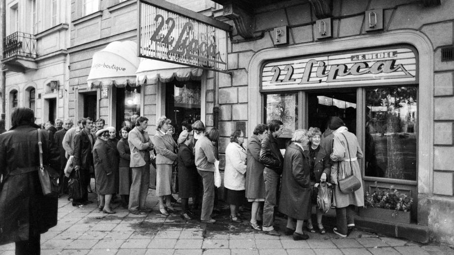 Warszawa, 1980. Kolejka przed sklepem firmowym zakładów "22 Lipca" (dawny "E.Wedel"). Fot. Jerzy Michalski / RSW / Forum