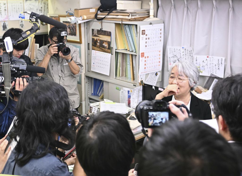 Работніца «Nihon Hidankyo» Масака Кудо размаўляе з медыямі ў Токіа пасля таго, як стала вядома, што арганізацыя атрымала Нобэлеўскую прэмію міру. Токіа, Японія. 11 кастрычніка 2024 года. Фота: Yomiuri Shimbun / AP Images / East News