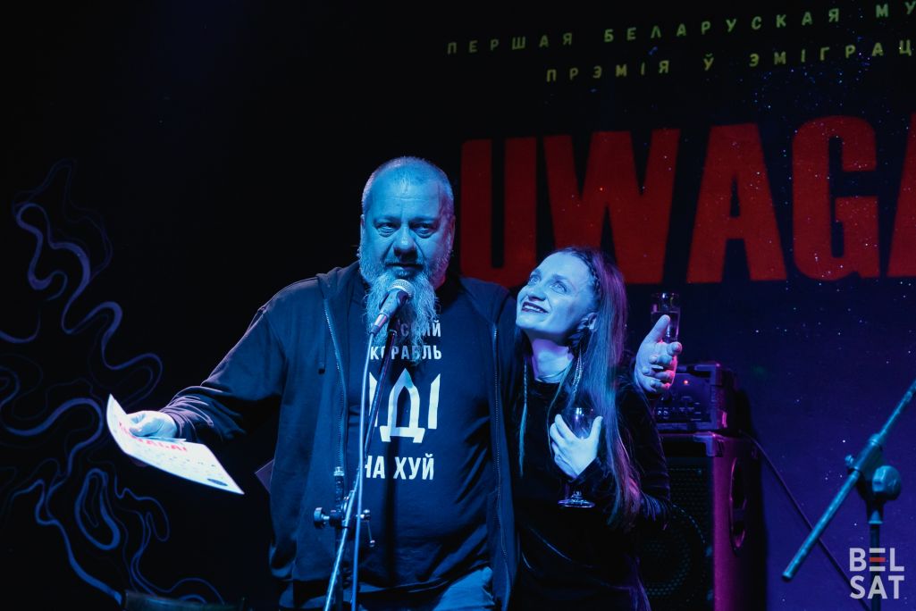 Аляксандор Памідораў і Kateevan атрымліваюць узнагароду першай беларускай музычнай прэміі ў эміграцыі «Uwaga!», якая прайшла ў варшаўскім клубе «Scena Chmielna». Варшава, Польшча. 13 красавіка 2024 года. (Фота: Белсат)