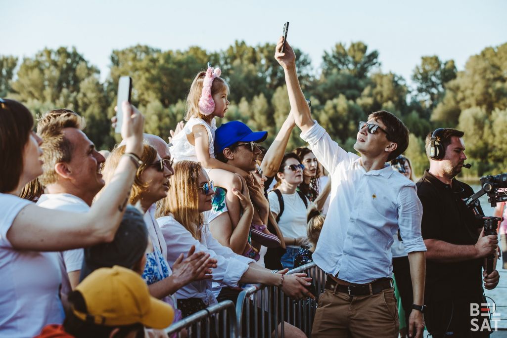 Людзі слухаюць выступ гурта «Leibonik» на «Hučna Fest». Варшава, Польшча. 29 чэрвеня 2024 года. (Фота: Белсат)