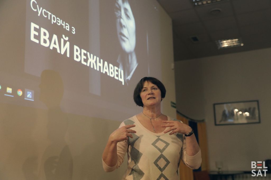 Пісьменніца Святлана Курс выступае падчас сустрэчы з чытачамі ў Варшаве. (Фота: Аліса Ганчар / Белсат)
