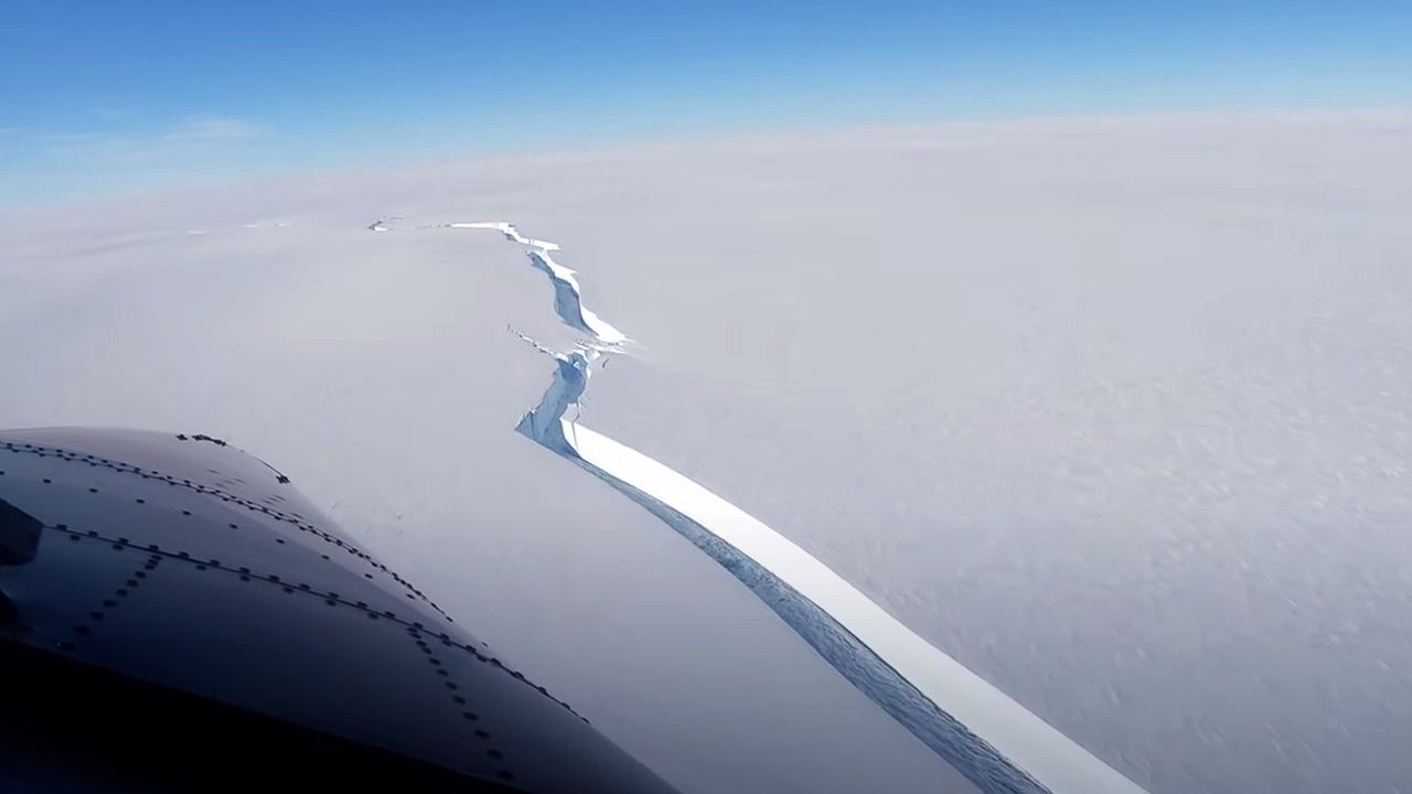 Szczelina na szelfie udokumentowana w lutym (fot. YouTube/ British Antarctic Survey) Szczelina na szelfie udokumentowana w lutym (fot. YouTube/ British Antarctic Survey)