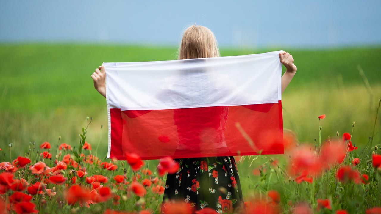 Onet o tym, z czym kojarzy się polska flaga (fot. Shutterstock/Nataliabiruk) Onet o tym, z czym kojarzy się polska flaga (fot. Shutterstock/Nataliabiruk)