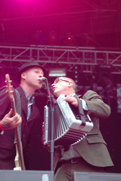 Energetyczni Irlandczycy z Flogging Molly nawiązali świetny kontakt z publicznością (fot. K.Świdrak)