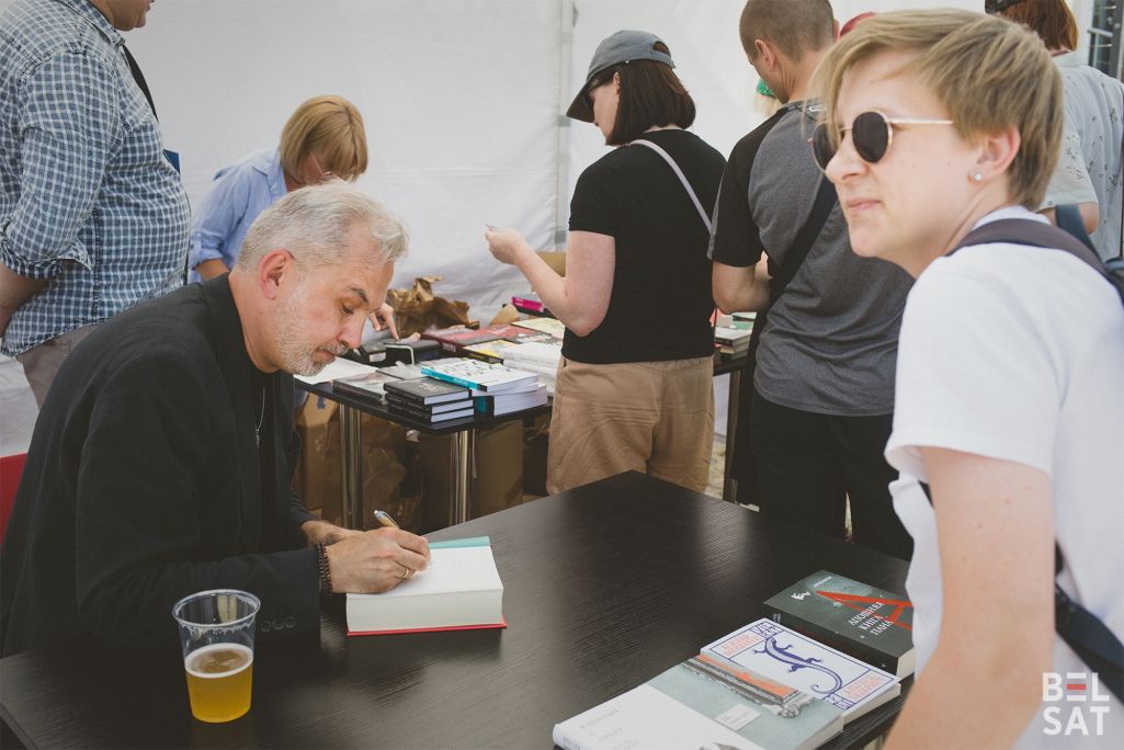 Альгерд Бахарэвіч падпісвае кнігу на фестывалі «Hučna Fest». Варшава, Польшча. 10 ліпеня 2023 года. (Фота: Аліса Ганчар / Белсат)