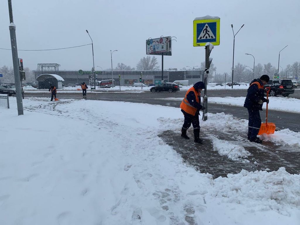 Уборка снегу ў Берасці. 3 студзеня 2023 года. (Фота: brestgik / Telegram)
