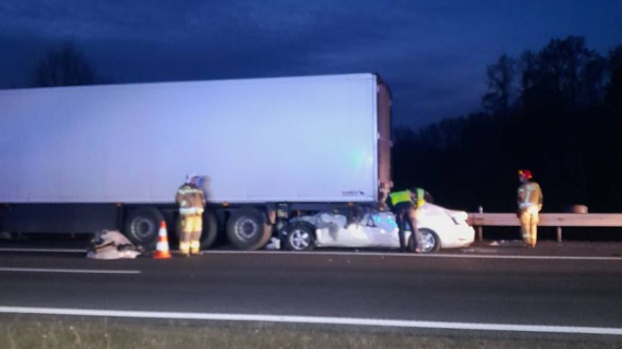 Wyszyn, A2, wpadek, samochód wbił się w ciężarówkę, Konin - Koło - Warszawa  (fot. OSP w Kunach)