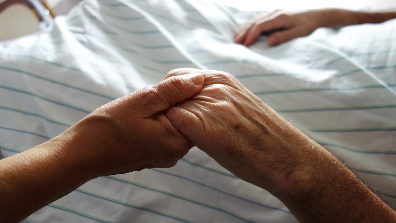 Francuski pisarz zabrał głos ws. legalizacji eutanazji (fot. Shutterstock/Patrick Thomas)