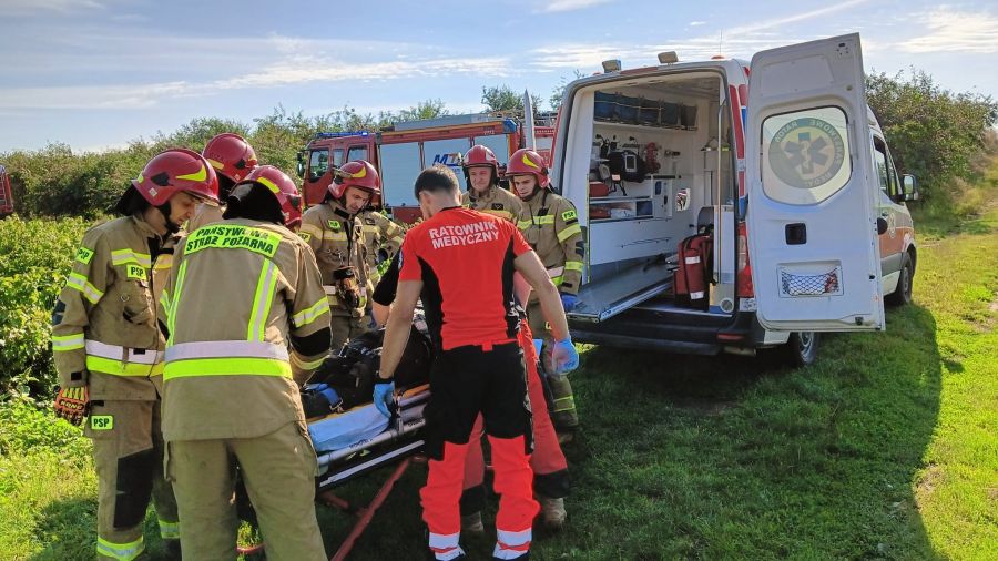 Wypadek podczas zbioru porzeczki. Rolnik przyciśnięty przez kombajn - fot. PSP w Sandomierzu 