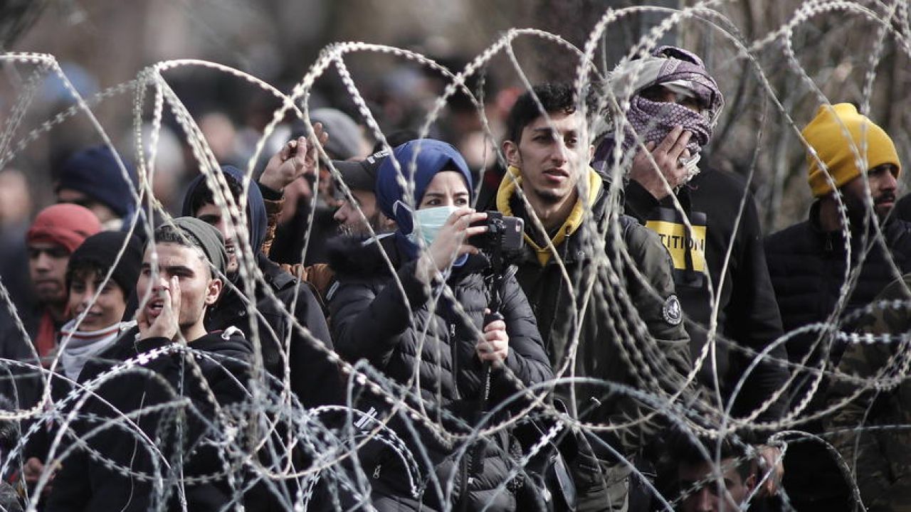 Władze w Atenach nazwały ostatnie starcia na granicy z Turcją zagrożeniem dla bezpieczeństwa narodowego (fot. PAP/EPA)
