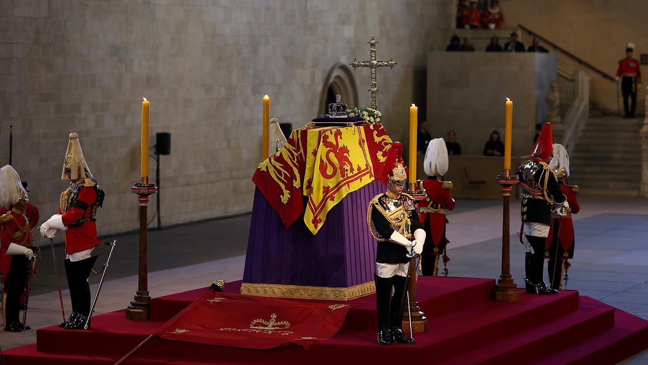 Trumna z ciałem Elżbiety II dotarła do Pałacu Westminsterskiego (fot. Dan Kitwood/Getty Images)
