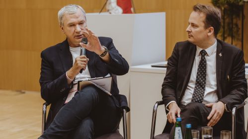 Павел Латушко и Франак Вячорка во время конференции «Новая Беларусь». Варшава, Польша. 9 августа 2025 года. Фото: Рауль Дюк / Белсат