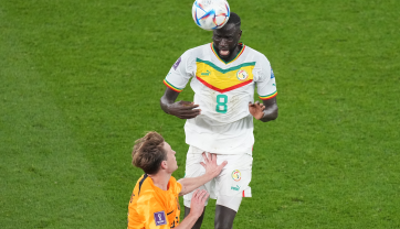 Frenkie de Jong i Cheikhou Kouyaté (fot. Getty)