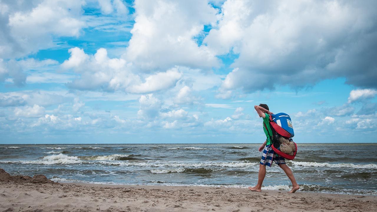 Pobicie na plaży w Łebie (fot. Forum/Bartlomiej Kudowicz, zdjęcie ilustracyjne)