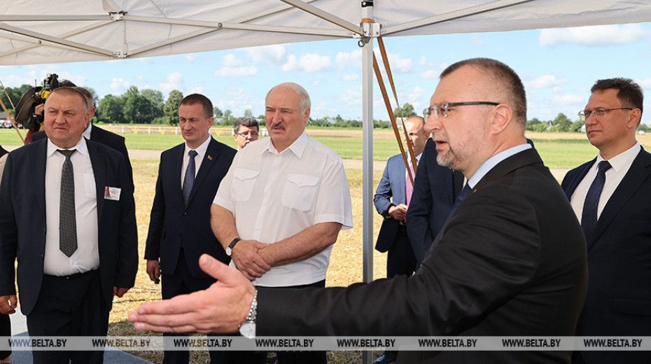 Былы міністр сельскай гаспадаркі і інспектар у Віцебскай вобласці Ігар Брыло справаздачыцца перад Лукашэнкам. Слуцкі раён, Беларусь. 29 ліпеня 2022 года. (Фота: БелТА)