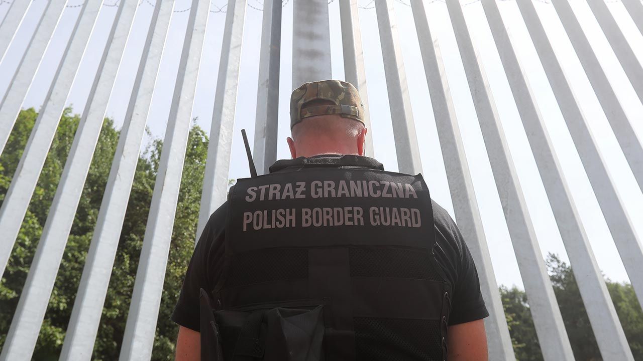 Zatrzymano też kolejnych tzw. kurierów osób, które nielegalnie przekroczyły granicę (fot.  PAP/Artur Reszko)