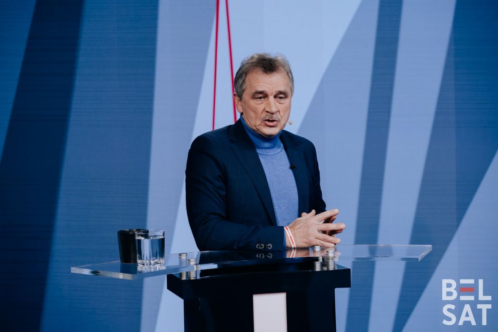 Анатоль Лябедзька, саветнік па канстытуцыйнай рэформе і міжпарламенцкай супрацы ў Офісе Святланы Ціханоўскай, падчас праграмы «Двубой» у варшаўскай студыі «Белсату», Польшча. 24 студзень 2023 года. (Фота: Саша Альтэр / Белсат)