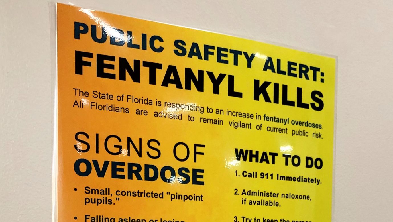 Ostrzeżenie informujące o symptomach przedawkowania  fentanylu umieszczone w toalecie na lotnisku West Palm Beach na Florydzie. Fot.  Lindsey Nicholson/UCG/Universal Images Group via Getty Images