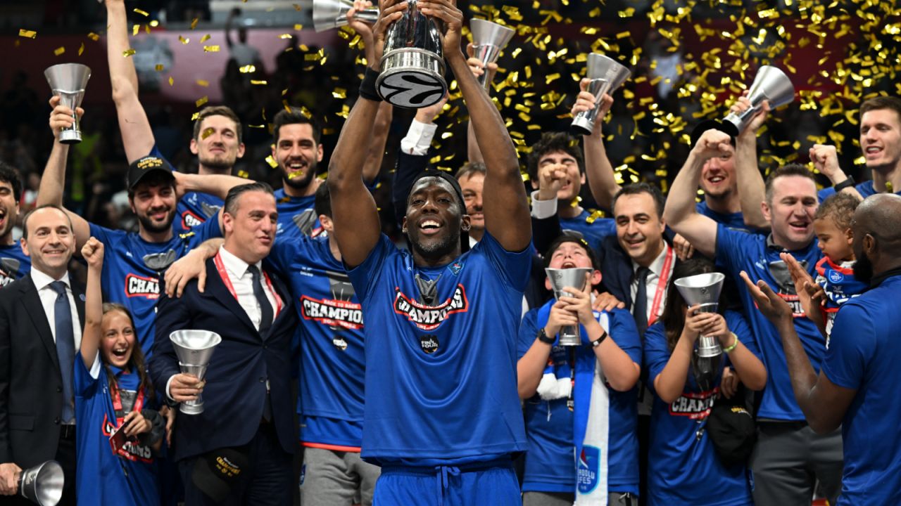 W poprzednim sezonie Euroligę wygrali koszykarze Anadolu Efes Stambuł (fot. Getty).