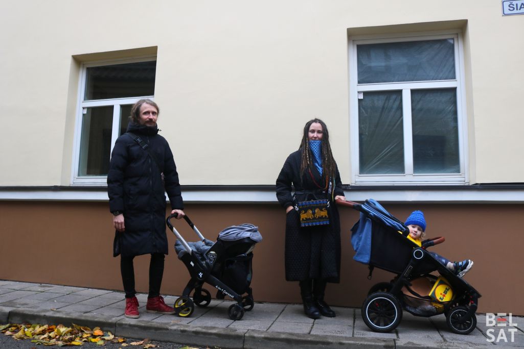 Грамадскія актывісты Аліна Нагорная і Ігар Случак з дзецьмі ў Вільні, Літва. Кастрычнік 2023 года. (Фота: Белсат)