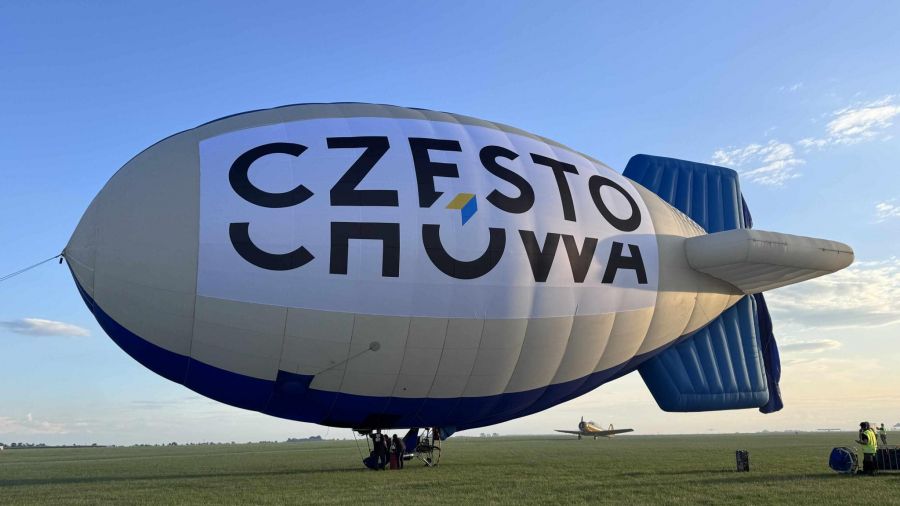 Sterowiec zakończył swój przelot  w koronach drzew. Zdjęcie ilustracyjne źródło: klobucka.pl