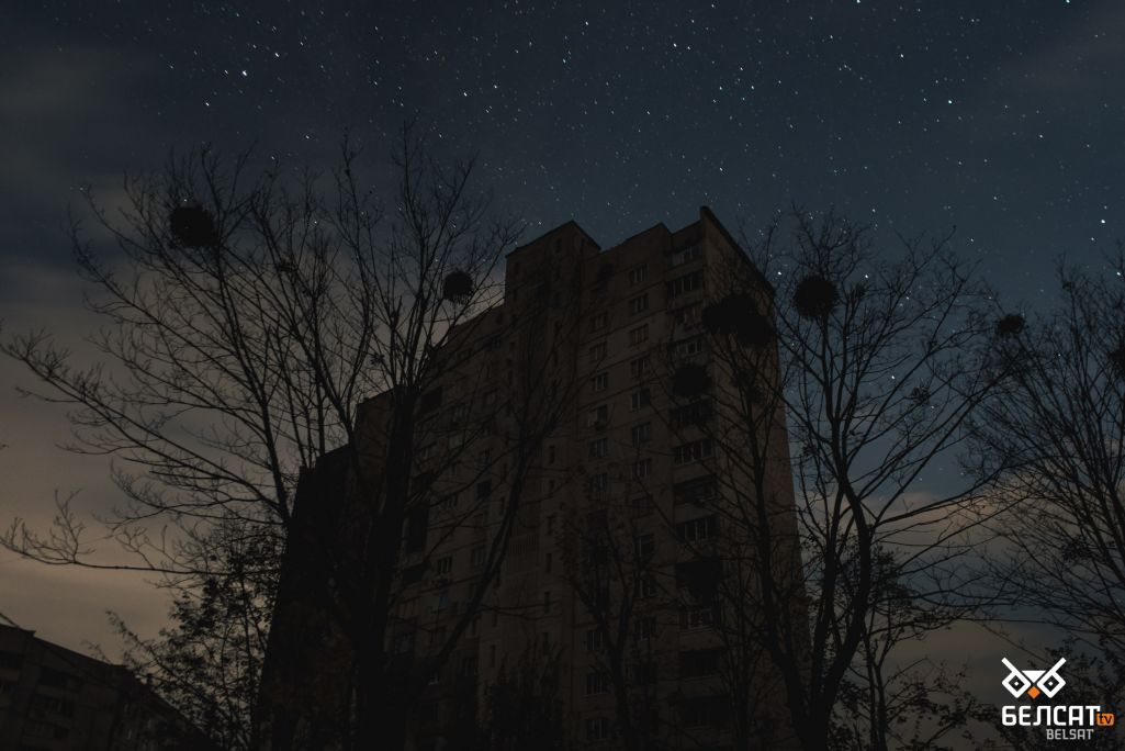 Здымак мае ілюстрацыйны характар. Паўночная Салтаўка ўначы. Праз сталыя абстрэлы інфраструктуры Украіны ў Харкаве дзеяў рэжым адлучэння электраэнергіі. Харкаў, Украіна. 11 кастрычніка 2022 года. (Фота: Белсат)