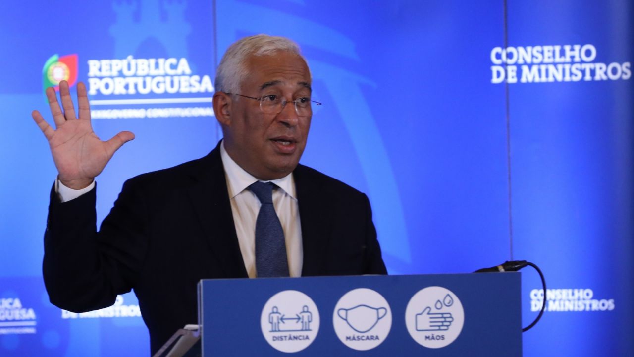 Nowe restrykcje ogłosił w sobotę premier Antonio Costa (fot. PAP/EPA/ANTONIO COTRIM) Nowe restrykcje ogłosił w sobotę premier Antonio Costa (fot. PAP/EPA/ANTONIO COTRIM)
