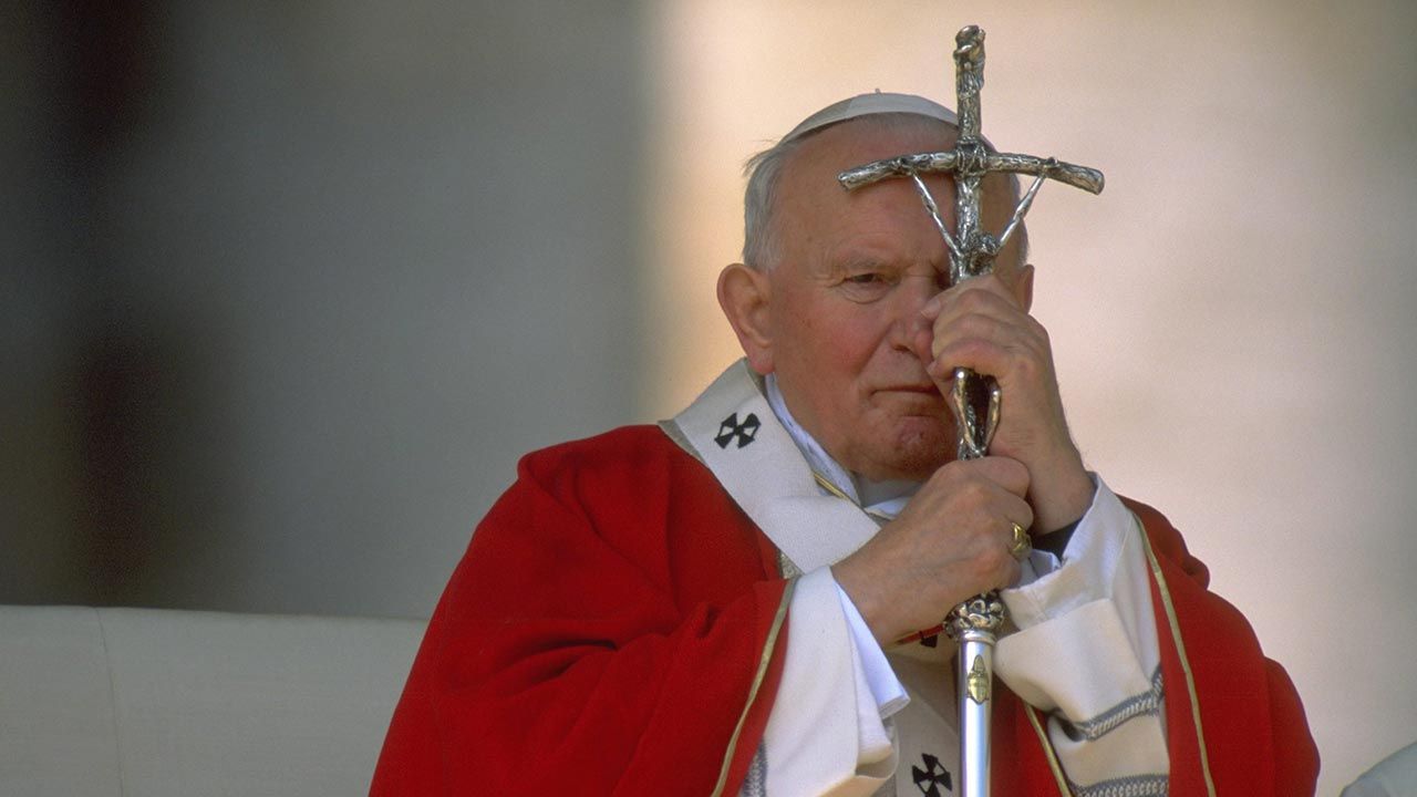 „Sprawa McCarricka jest krzywdząca również dla św. Jana Pawła II” (fot. Franco Origlia/Getty Images)