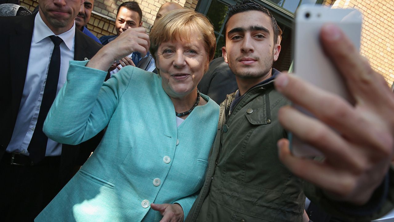 Tarczyński: Angela Merkel chciała mieć z imigrantów tanią siłę roboczą, za którą inni mieli zapłacić (fot. Sean Gallup/Getty Images) Tarczyński: Angela Merkel chciała mieć z imigrantów tanią siłę roboczą, za którą inni mieli zapłacić (fot. Sean Gallup/Getty Images)