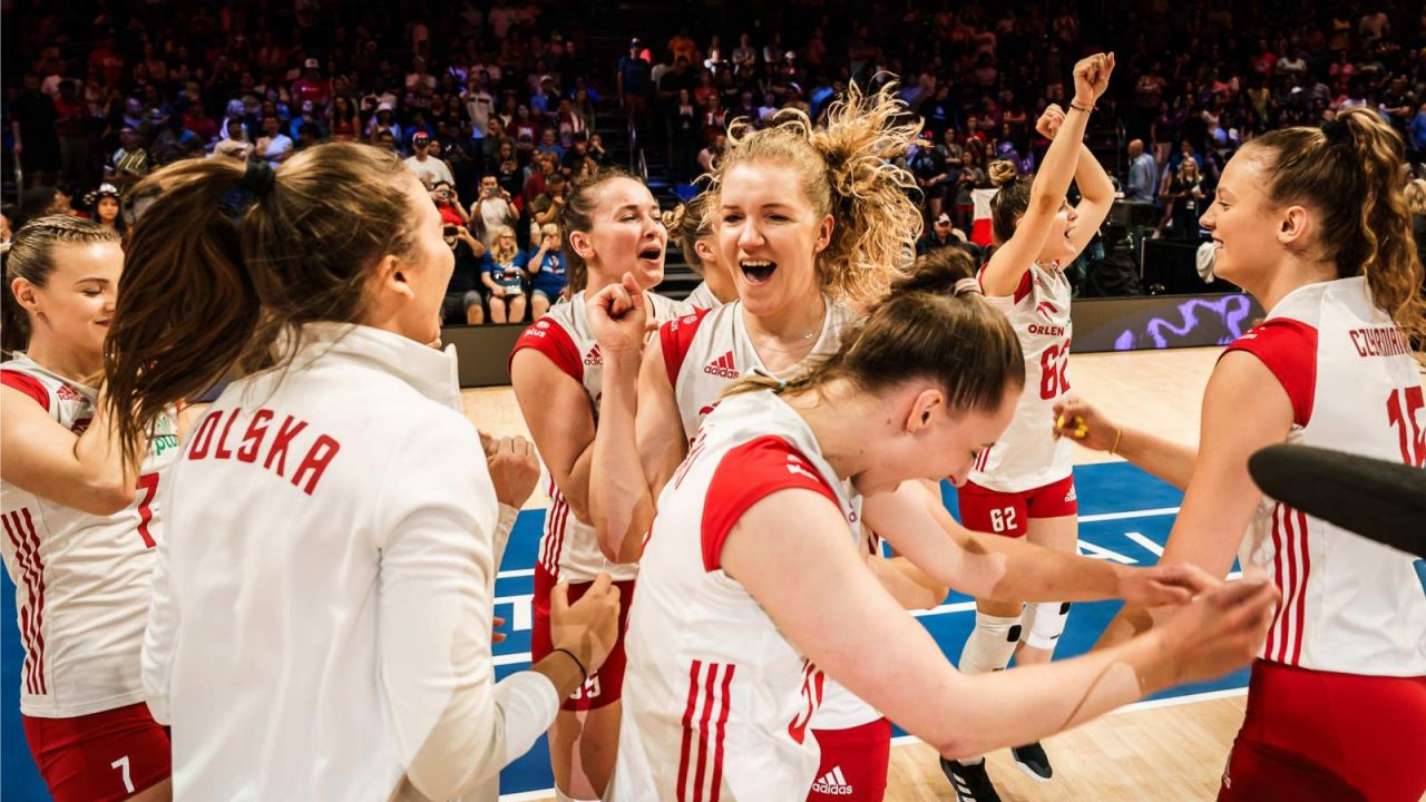 Agnieszka Korneluk (w środku) i reprezentacja Polski siatkarek po zdobyciu brązowego medalu Ligi Narodów (fot. Volleyball World)